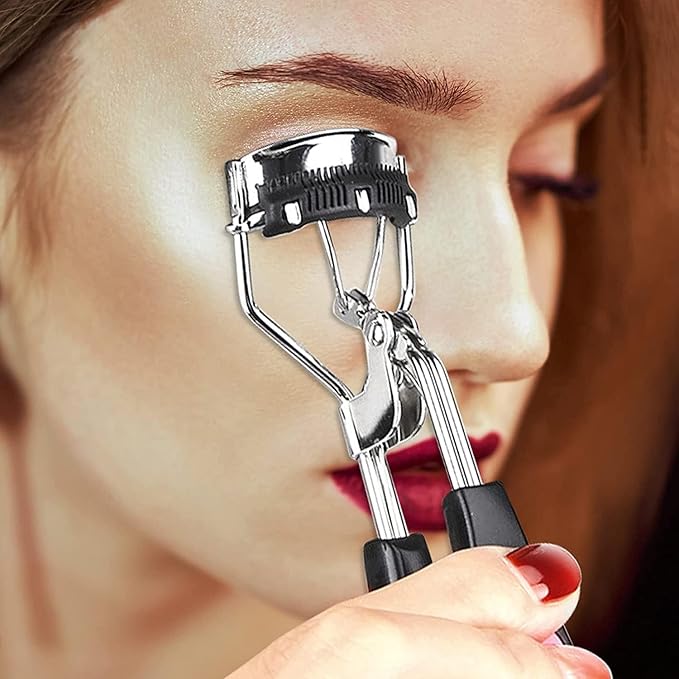 2 Pcs Stainless Steel Eyelash Curler with Built-in Comb Pinch Pain-Free Suitable for Any Eye Shapes and Sizes, with 4 Silicone Refill Pads（Black&Light Pink）