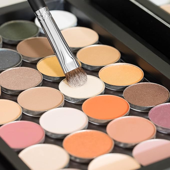 Beauty Junkees Professional Makeup Brush - Dense Eyeshadow Brush for Even Color Coverage on Lid and Crease